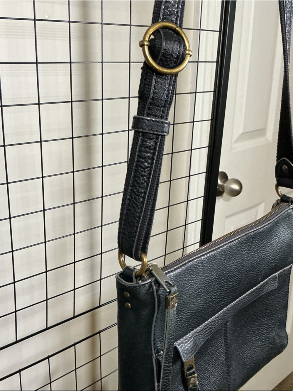 The Sak Black Pebbled Leather Crossbody Bag Brass Hardware Everyday Minimalist - Picture 6 of 12